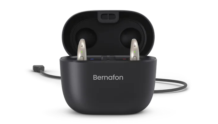Bernafon: offener Charger mit Hörgeräten