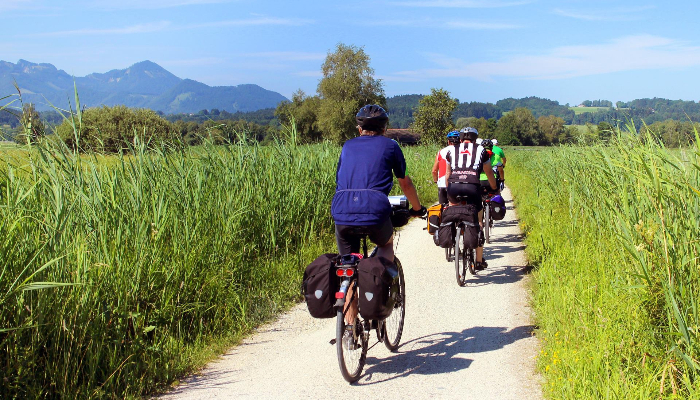 Oticon: 2 Fahrradfahrer in der Natur