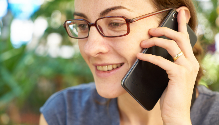 Hansaton: Frau hält ein Telefon ans Ohr