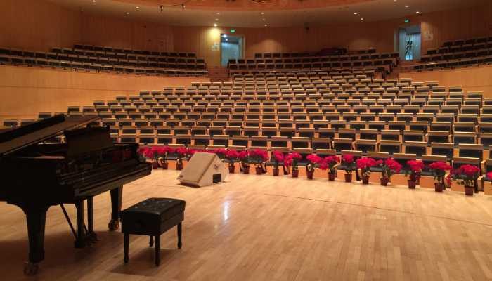 Hansaton: Leerer Konzertsaal mit Flügel im Vordergrund auf der Bühne