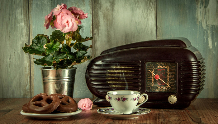 Starkey: altes Radio mit Teetasse