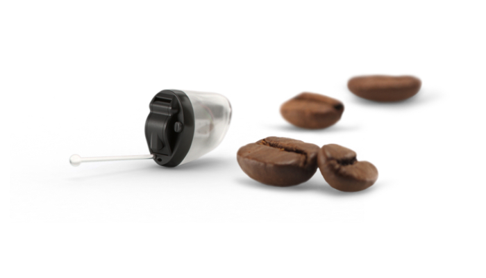 Oticon: IIC mit Kaffeebohnen