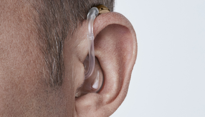 Oticon: Hinter-dem-Ohr Hörgerät am Ohr von vorne