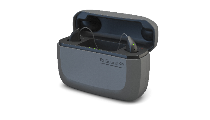 ReSound: Ladegerät seitlich mit eingesteckten Hörgeräten und integrierter PowerBank