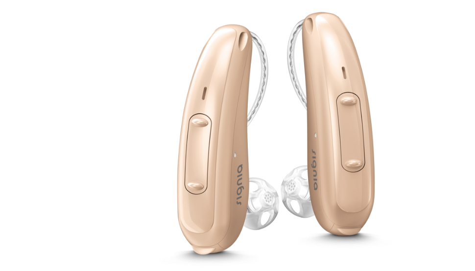 Signia: Ein Paar beigefarbene Hörgeräte Signia Pure mit Wippschalter und externem Hörer