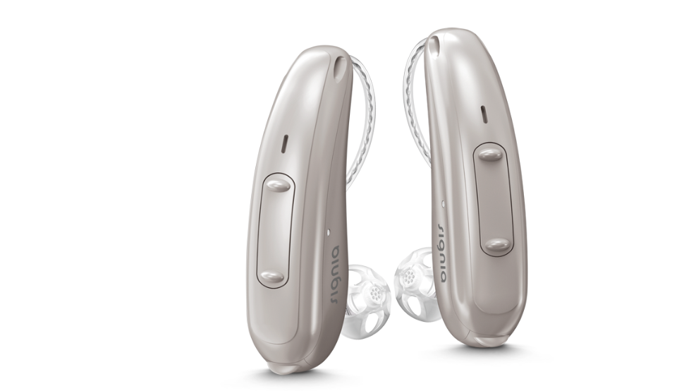 Signia: Ein Paar silberne Hörgeräte Signia Pure X mit Wippschalter und externem Hörer