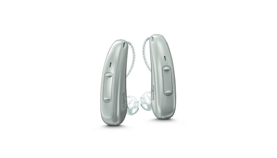 Signia: Ein Paar silberne, aufladbare Hörgeräte mit Wippschalter und externem Hörer