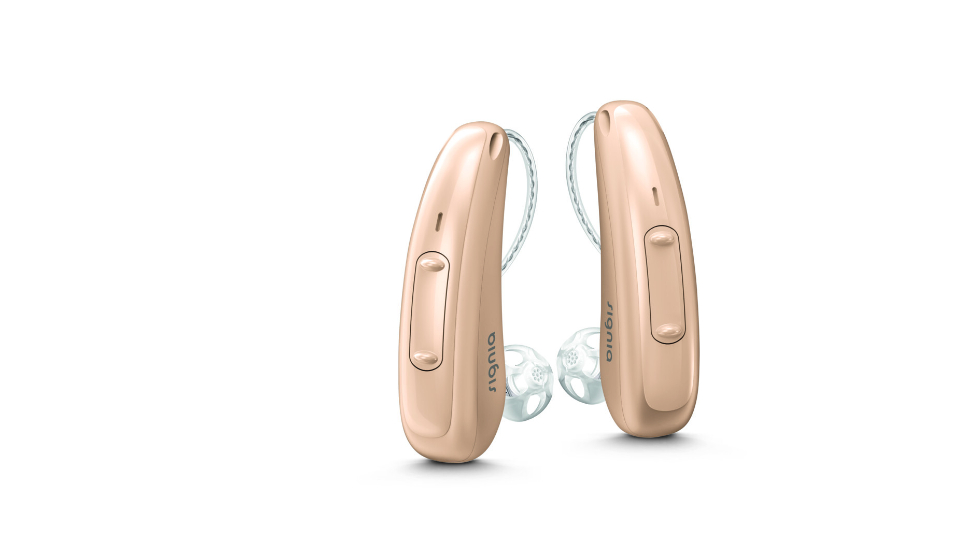 Signia: Ein Paar beige, aufladbare Hörgeräte mit Wippschalter und externem Hörer