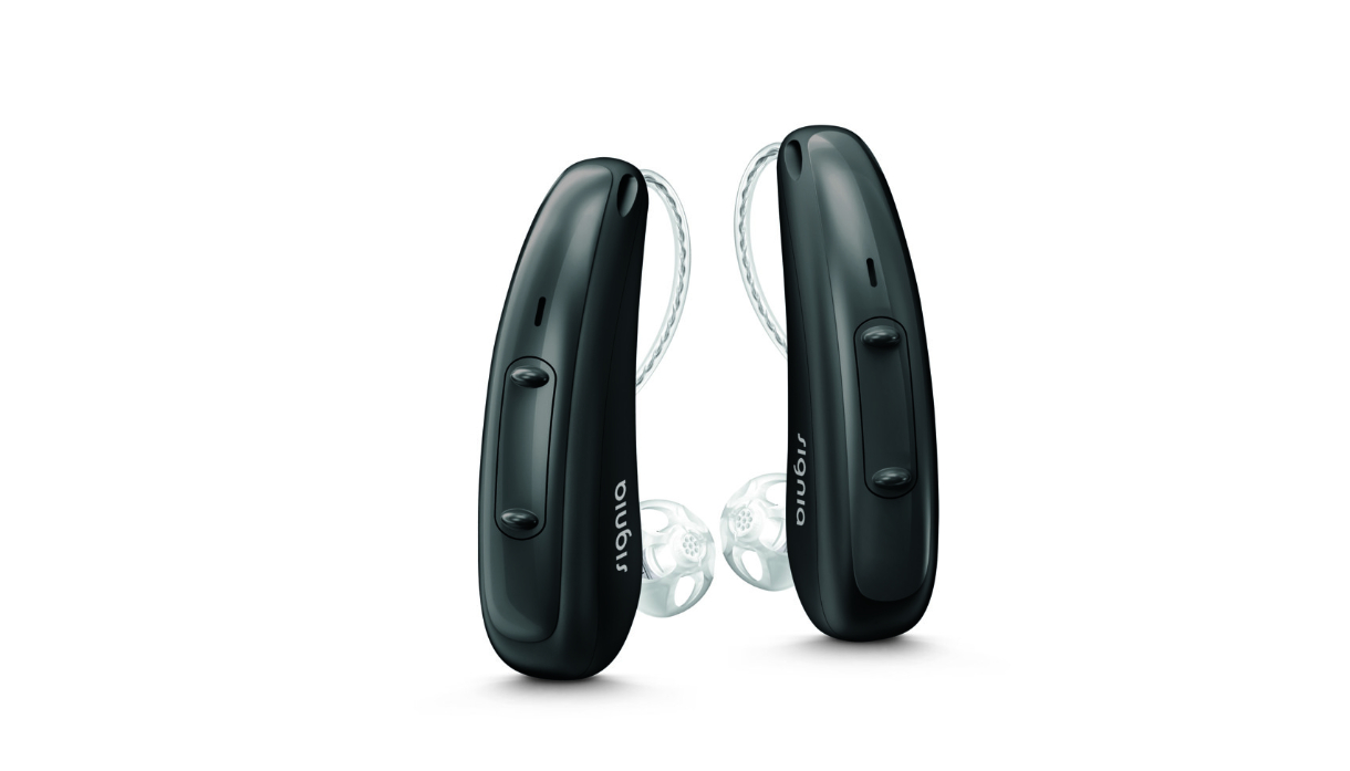 Signia: Ein Paar schwarze, aufladbare Hörgeräte mit Wippschalter und externem Hörer