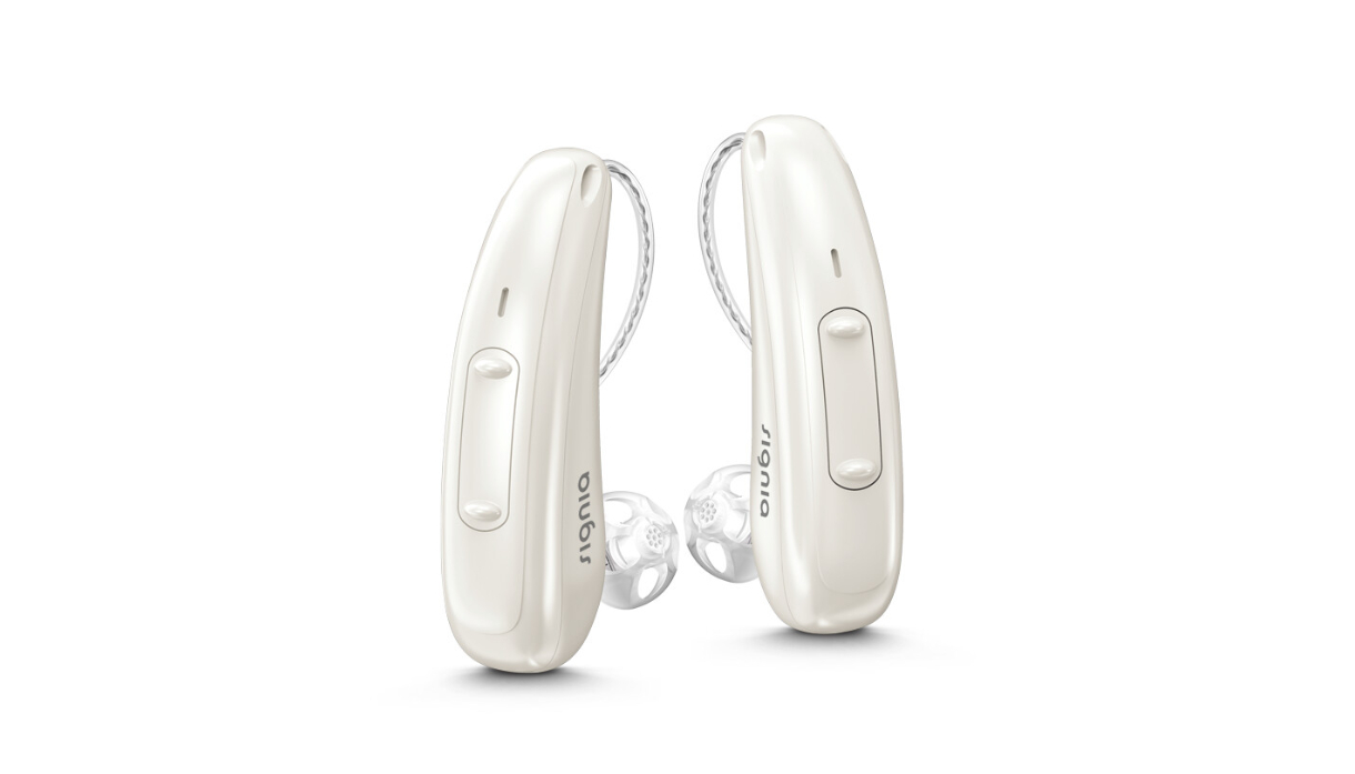 Signia: Ein Paar weiße, aufladbare Hörgeräte mit Wippschalter und externem Hörer