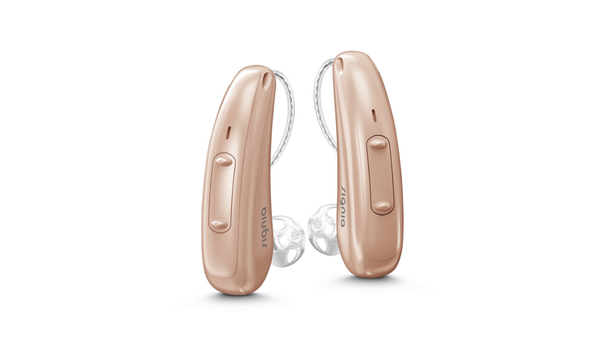Signia: Ein Paar rosefarbene, aufladbare Hörgeräte mit Wippschalter und externem Hörer