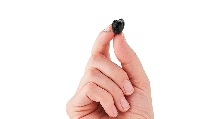 Starkey: Im-Ohr-Gerät zwischen den Fingern