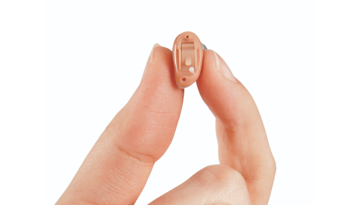 Starkey: ImOhr-Hörgerät zwischen den Fingern