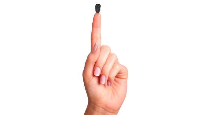 Starkey: Im-Ohr-Gerät balanciert auf dem Zeigefinger