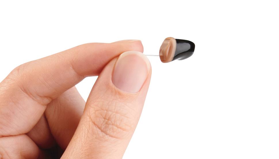 Starkey: Winziges Im-Ohr-Hörgerät zwischen den Fingern