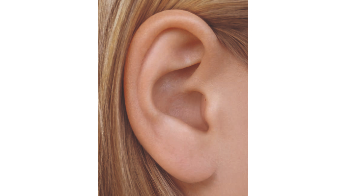 Widex: Frauenohr mit kleinem Hörgerät