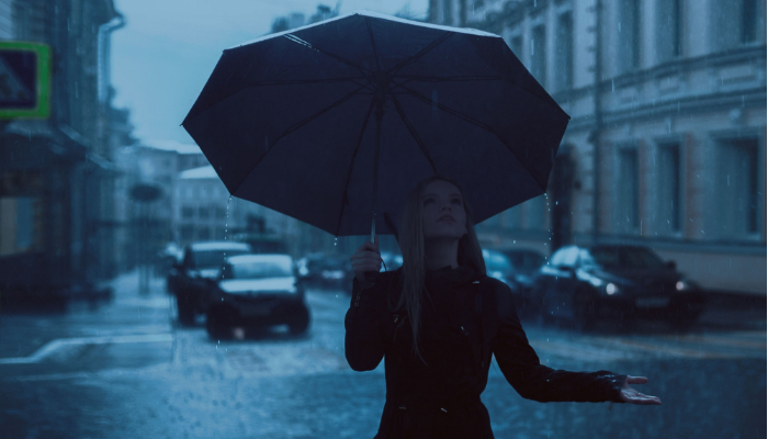 Widex: Frau unter dem Regenschirm
