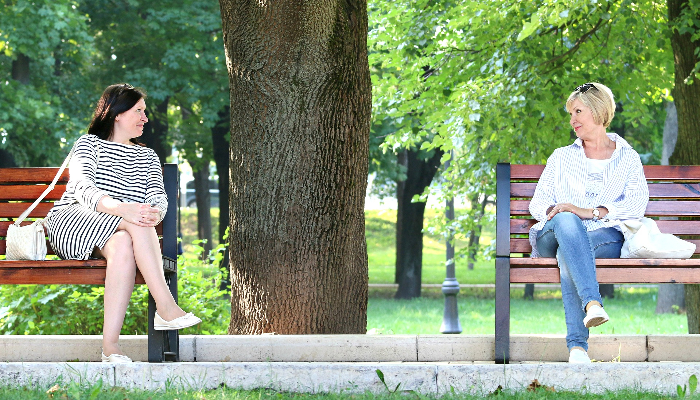 Widex: Zwei Frauen im Park auf der Parkbank