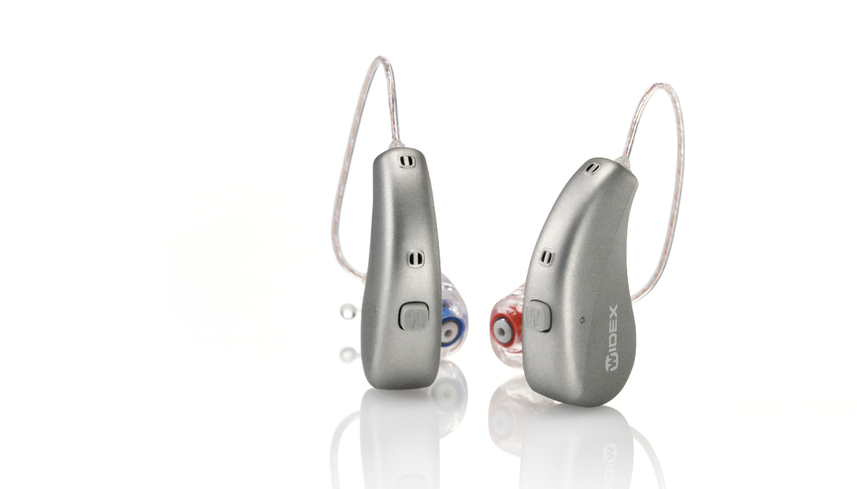 Widex: Zwei akkubetriebene Hörgeräte mit Ohrstück