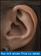 Das Hörgerät verschwindet geschickt hinter dem Ohr.