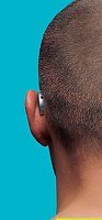 Ein Hörgerät das hinter dem Ohr sitzt