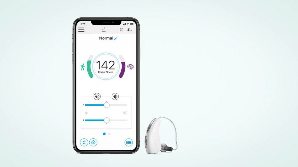 Starkey Hörgeräte App Thrive und ein Hinter-dem-Ohr-Hörgerät neben einem Smartphone