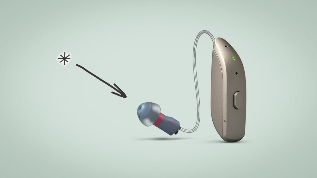 ReSound One: Hörgeräte mit 5 Neuheiten und einem verblüffenden Feature 7 ReSound One Hörgerät mit Pfeil und Sternchen Richtung neuem Hörer (Lautsprecher)