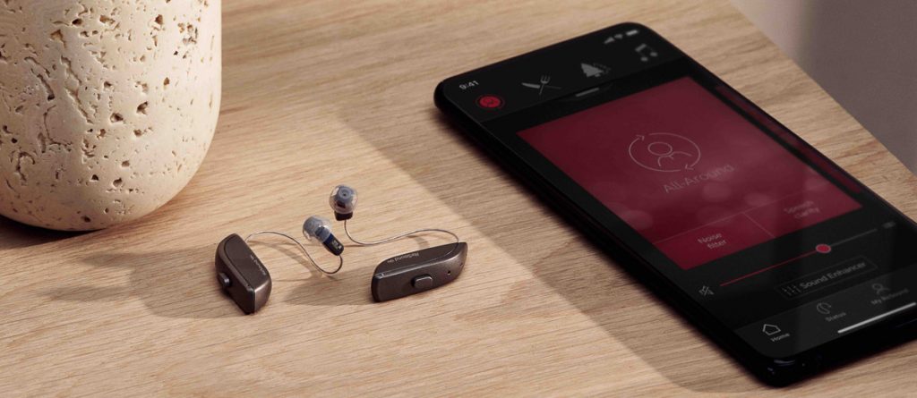ReSound One: Hörgeräte mit 5 Neuheiten und einem verblüffenden Feature 14 ReSound One mit Smartphone, auf dem die ReSound-App läuft