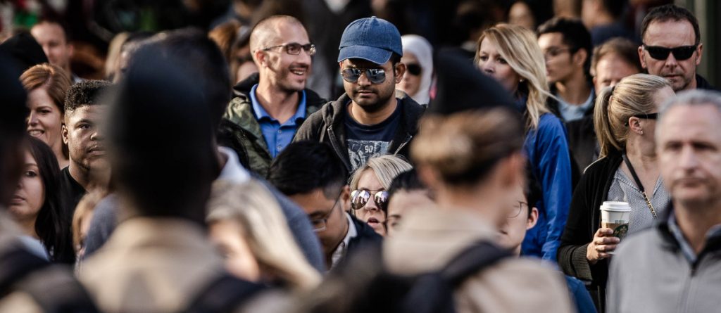 Viele Menschen gehen aneinander vorbei.