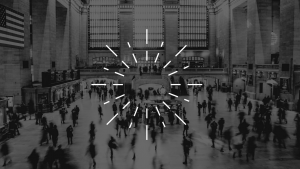 Große Bahnhofshalle mit vielen Menschen symbolisiert räumliches Hören mit Richtmikrofon