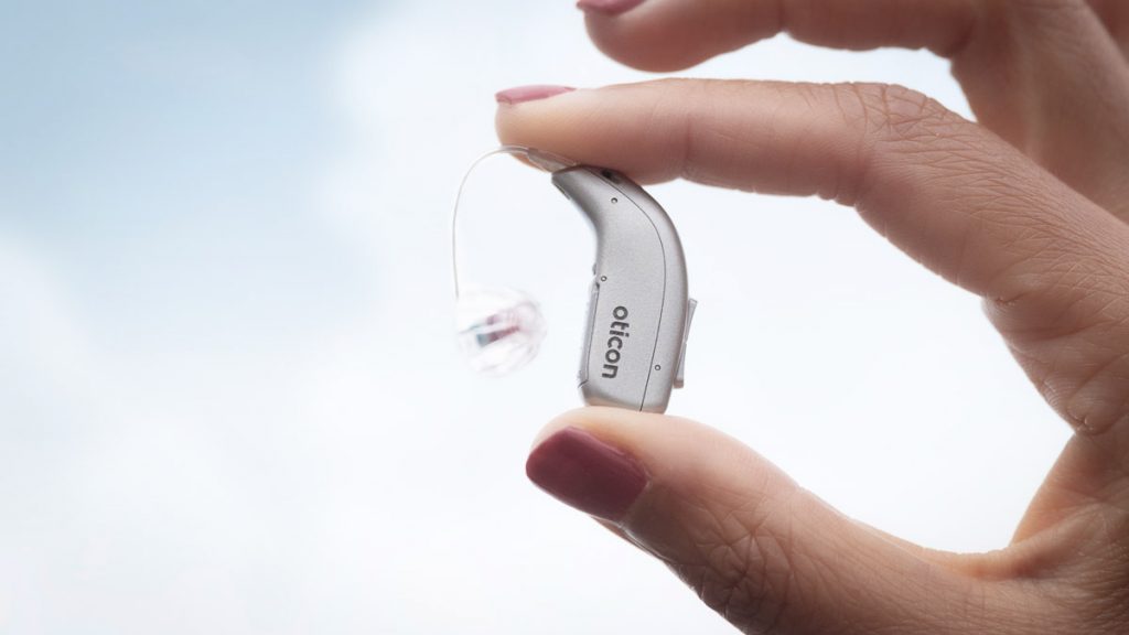Oticon More: Ein Hörgerät, das denken kann 9 Oticon More Hörgerät in der Hand
