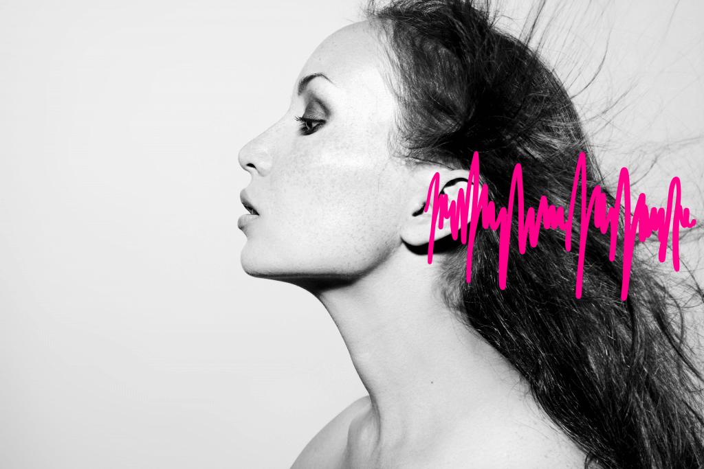 Hörgeräte 2025: Alles, was Sie wissen müssen 19 Frau seitlich mit Tinnitus