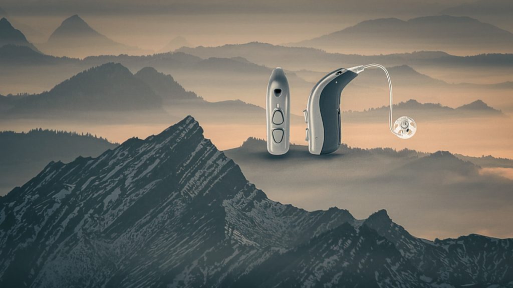 Bernafon Viron: Weicher Klang und deutliche Sprache 9 Bernafon Viron Hörgeräte in einer Berglandschaft