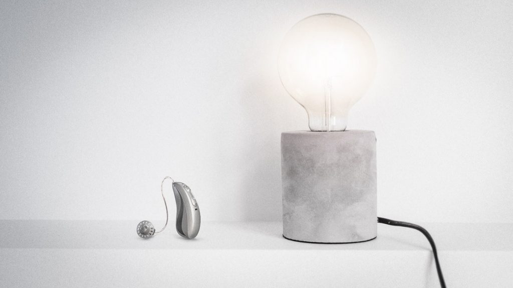 Hansaton Excite Pro Hörgerät neben einer Lampe