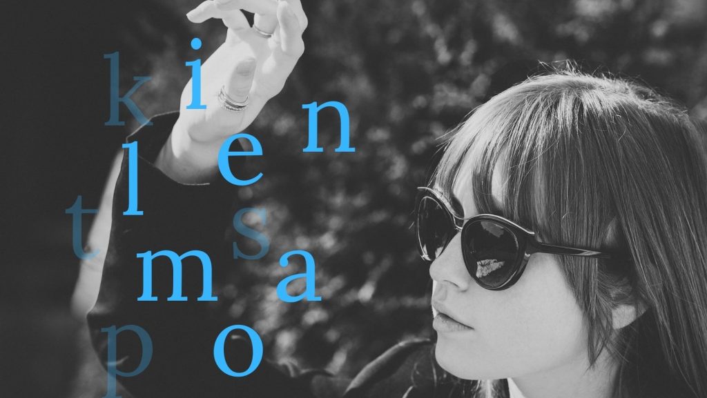 Schwarz-Weiß-Portrait einer Frau, dazu verschiedene Buchstaben eingeblendet