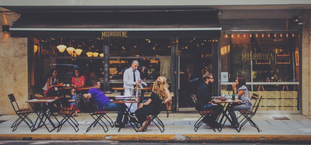 Besserer Verstehen mit Starkey Evolv AI im Straßencafe