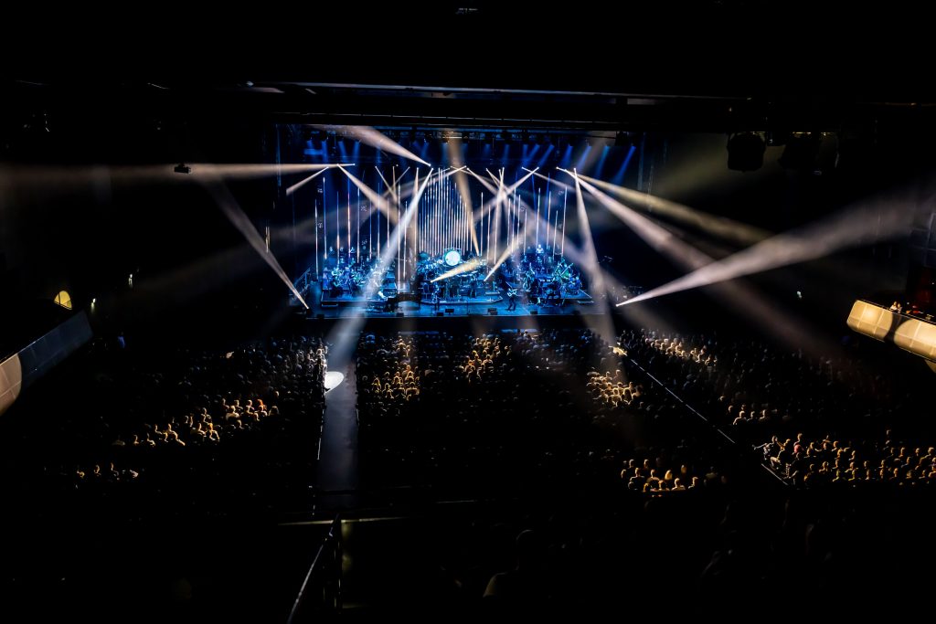 Veranstaltungshalle mit Orchester