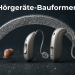 Hörgeräte-Bauformen im Vergleich: HdO, IdO, RIC & Co. einfach erklärt 2 Ein modernes Hörgerät vor einem leuchtenden, galaktischen Hintergrund. Im Inneren des Geräts sind farbenfrohe Symbole dargestellt, die Technologien wie Bluetooth, Musik, Spracherkennung und Konnektivität symbolisieren. Rechts daneben steht der Text: „Smarte Hörgeräte: Technologien schnell erklärt“. Ein kleiner, blauer Kolibri fliegt daneben.