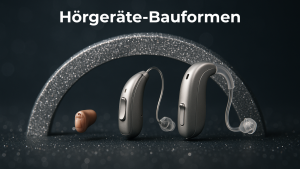 Hörgeräte-Bauformen im Vergleich: HdO, IdO, RIC & Co. einfach erklärt 2 Ein modernes Hörgerät vor einem leuchtenden, galaktischen Hintergrund. Im Inneren des Geräts sind farbenfrohe Symbole dargestellt, die Technologien wie Bluetooth, Musik, Spracherkennung und Konnektivität symbolisieren. Rechts daneben steht der Text: „Smarte Hörgeräte: Technologien schnell erklärt“. Ein kleiner, blauer Kolibri fliegt daneben.